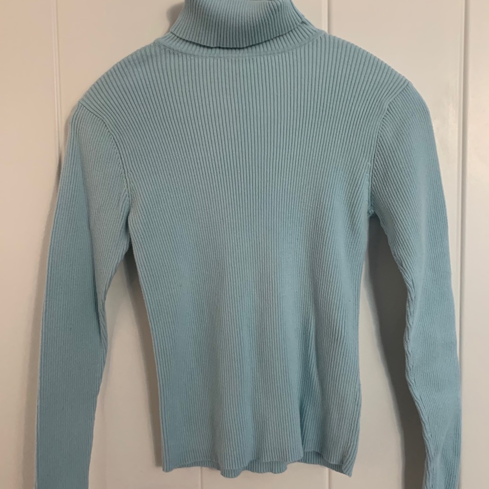 KR ESSENTIALS turtleneck gently used smoke free